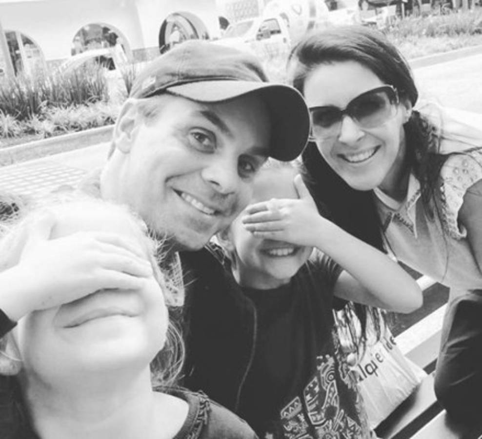 Siendo tímido y por correos: La increíble historia de amor de Christian Martinoli y su esposa francesa  