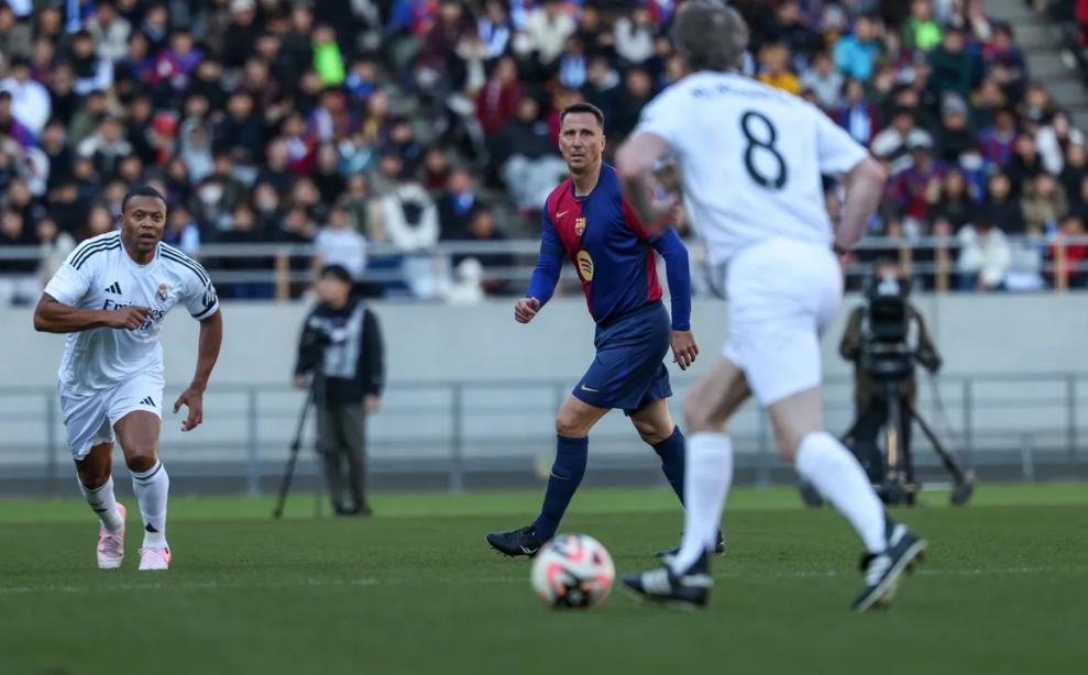 Las leyendas del Barcelona volvieron a derrotar al Real Madrid en el Clásico: el gesto de los blancos con Iniesta