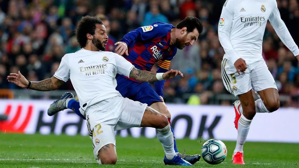 Marcelo intentando frenar a Messi en un Clásido disputado en el Camp Nou.