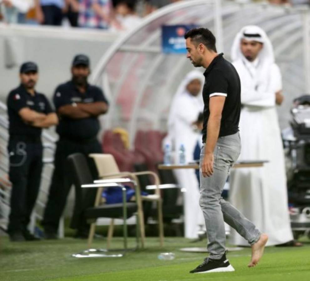 Insultos y patadas: Xavi Hernández explota en su debut oficial como entrenador