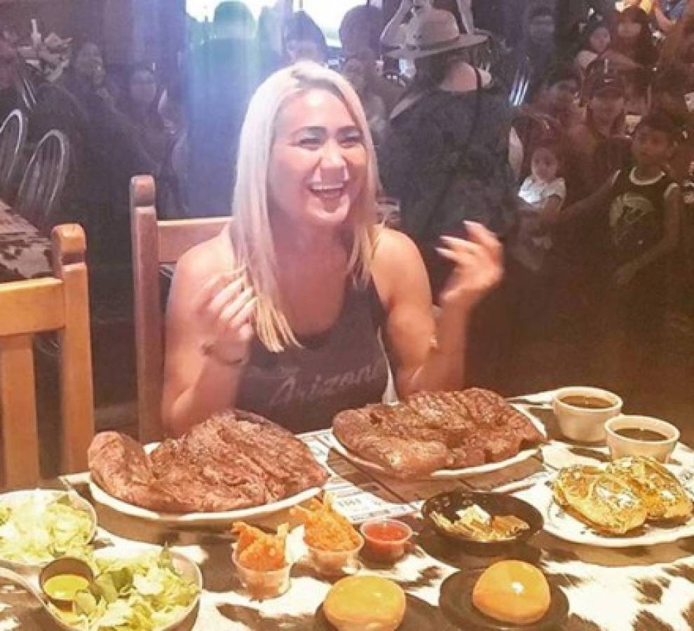 Se devoró 48 en 10 minutos: ¿Quién es? la mujer con el récord mundial de más hot dogs comidos  