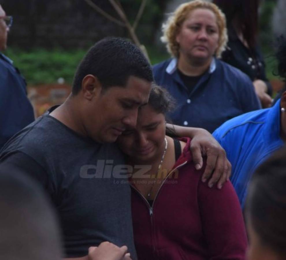 Las desgarradoras imágenes del sepelio de la madre de Kevin Hernández