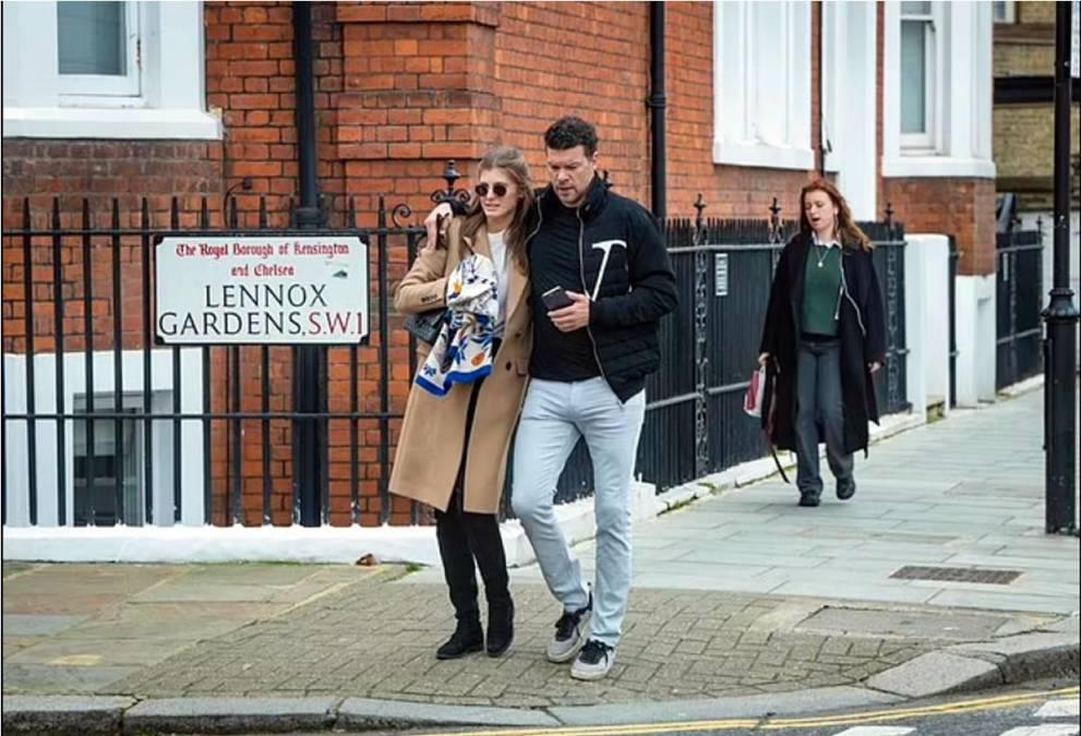 ¡Es 26 años menor! Así fue captado ex futbolista con su nueva novia y amiga de su hijo que murió