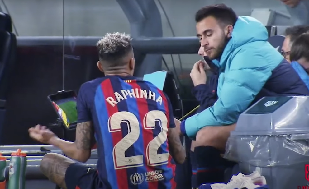 Raphinha se fue molesto al banquillo cuando Xavi lo sacó del clásico por Ferran Torres.