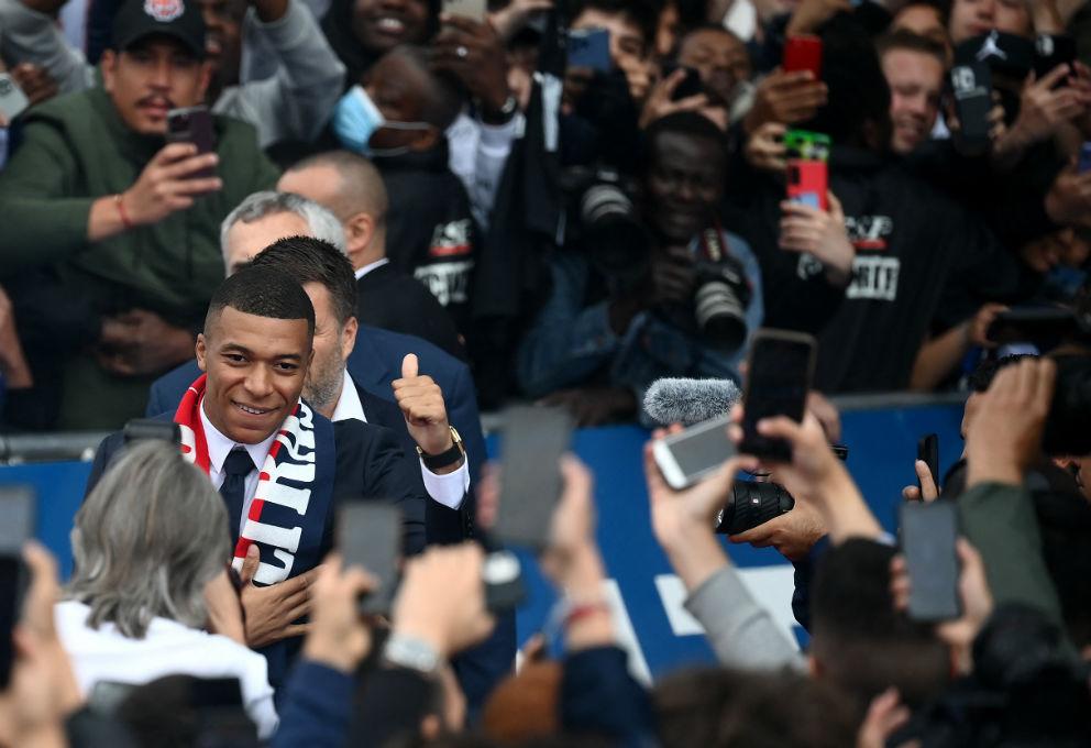 Locura total en el Parque de los Príncipes, la felicidad de Mbappé por su renovación e insultos al Real Madrid
