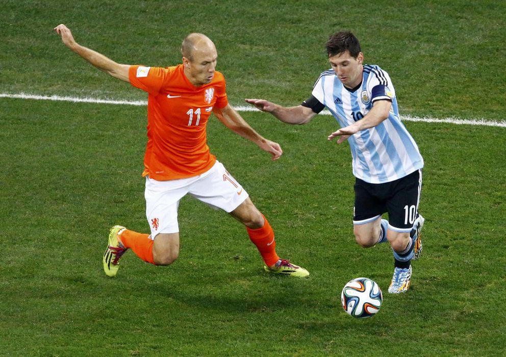 Robben enfrentando a Messi en el Mundial de Brasil 2014.