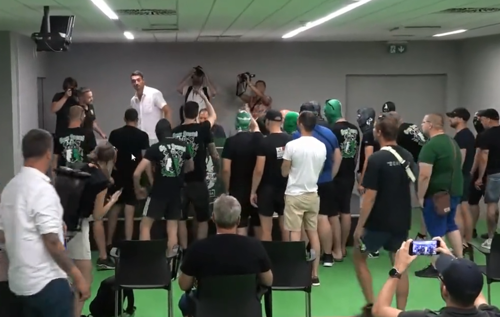 Escándalo: técnico español es presentado por su nuevo club y los ultras irrumpen la sala para expulsarlo