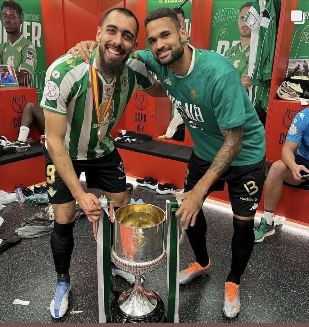 Jugadores fumando puro, tremendo gesto de Diego Lainez y la chica que se robó el show: Así festejó el Real Betis ganar la Copa del Rey