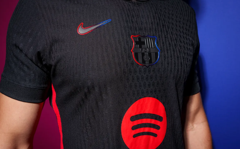 Barcelona presentó su segundo uniforme de la temporada y es una belleza: vuelve el color negro