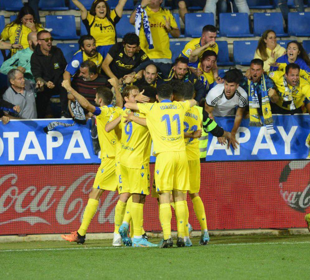 Pone en alto la bandera de Honduras y le dan tremendo beso: Así celebró el Choco Lozano la salvación del Cádiz en la Liga Española