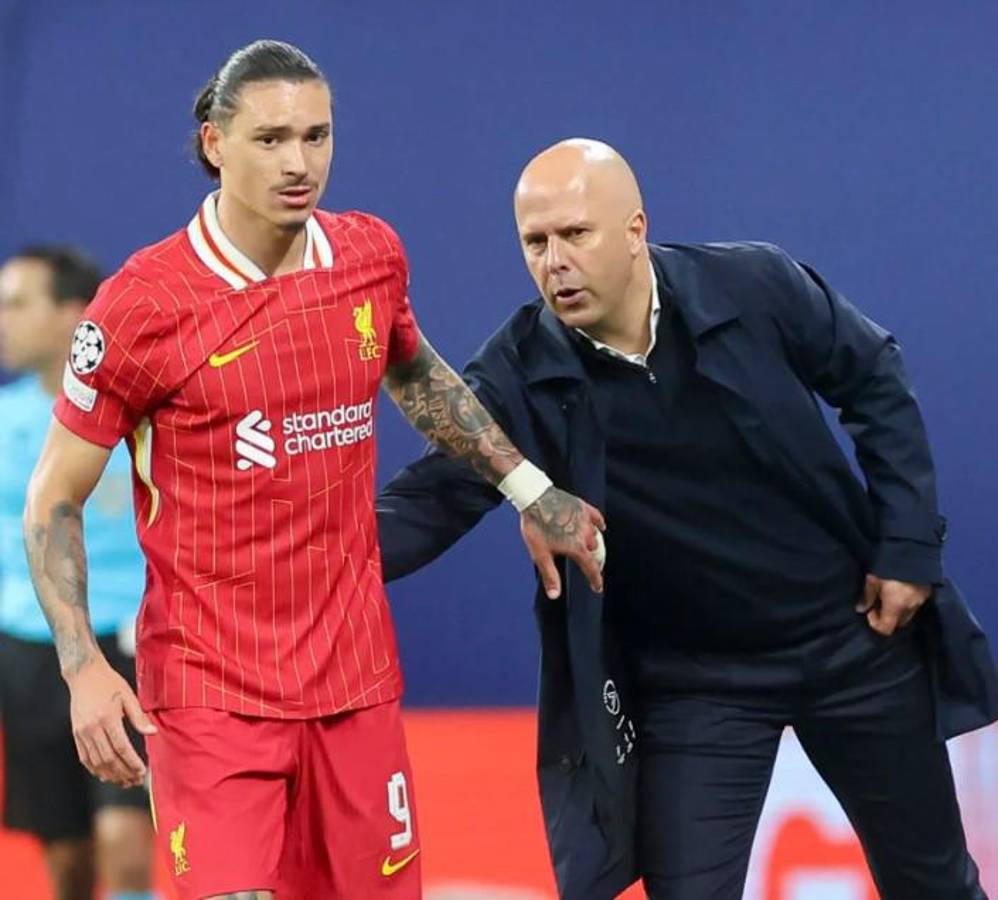 Arne Slot muestra su frustración por el mal rendimiento de Darwin Núñez en los últimos dos partidos