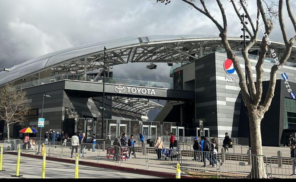 Ambientazo en el BMO Stadium: color catracho, clima frío en Los Ángeles y el uniforme que usó Honduras ante El Salvador