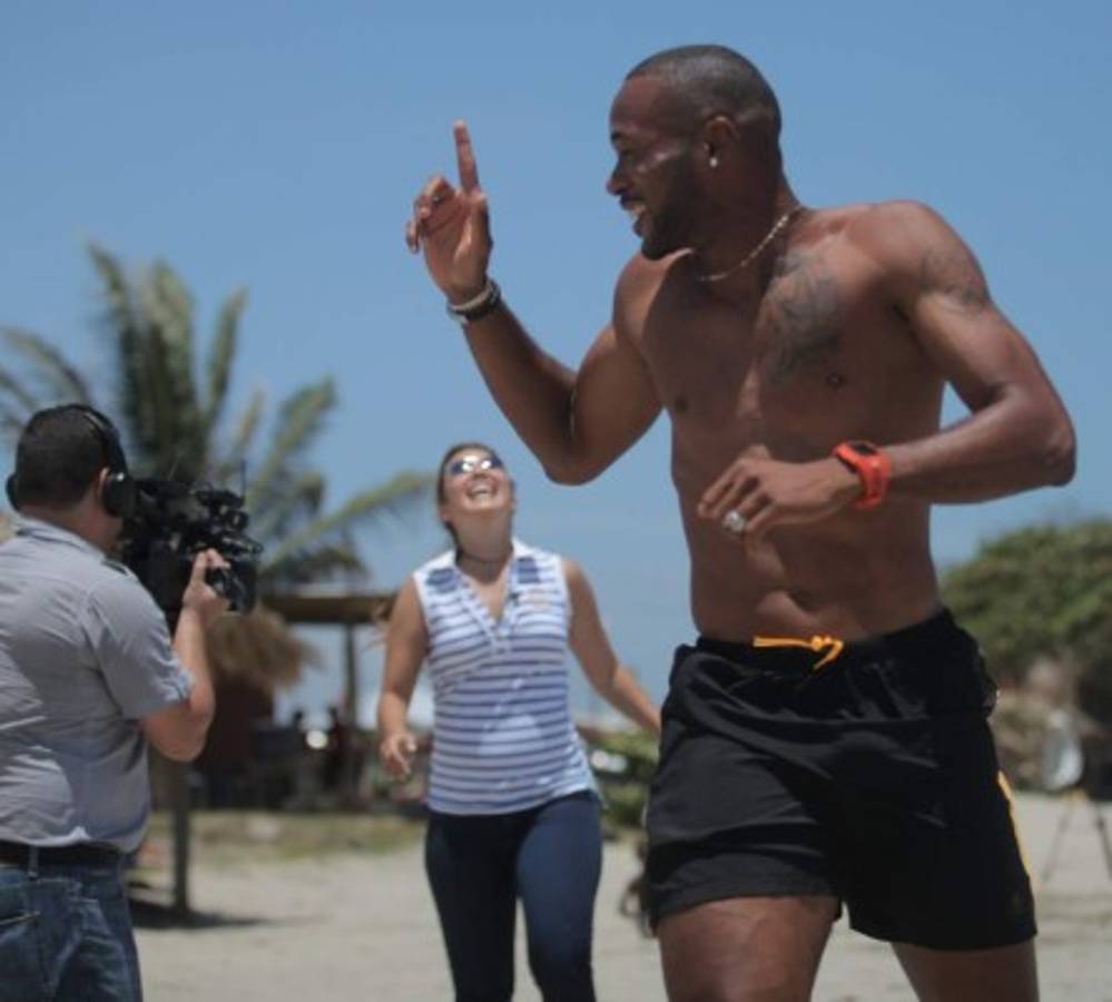 El reto del velocista hondureño Rolando Palacios en la playa
