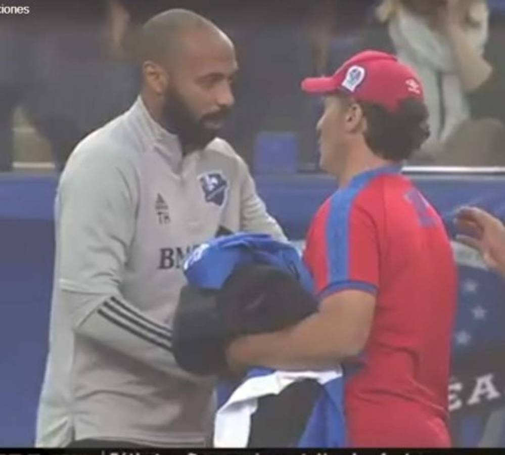 Patón Mejía no se resiste y da tremendo abrazo a Titi Henry: Las imágenes del Impact-Olimpia