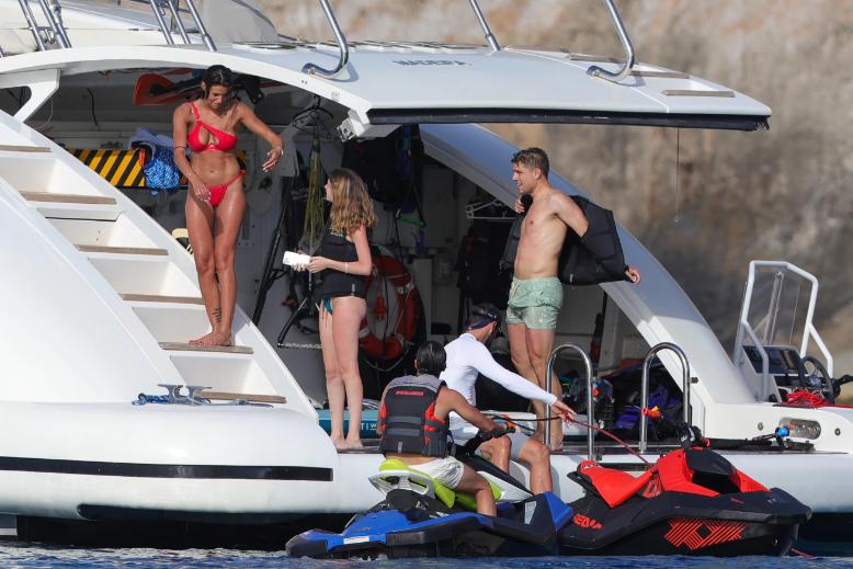 Figura del Chelsea es captado pasando sus lujosas vacaciones con la ‘Megan Fox italiana’ en Ibiza