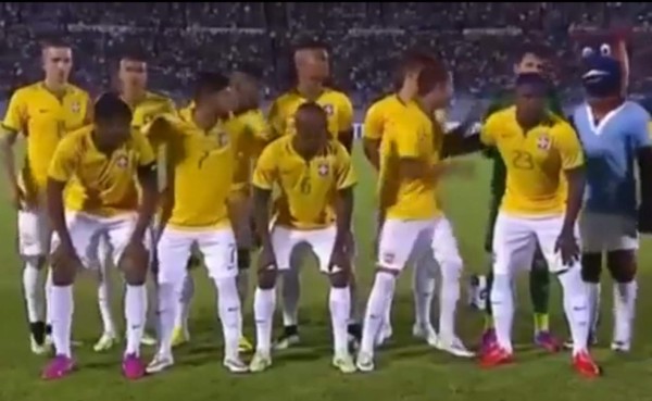 VIDEO: Selección de Brasil Sub-20 rechaza a mascota de Uruguay