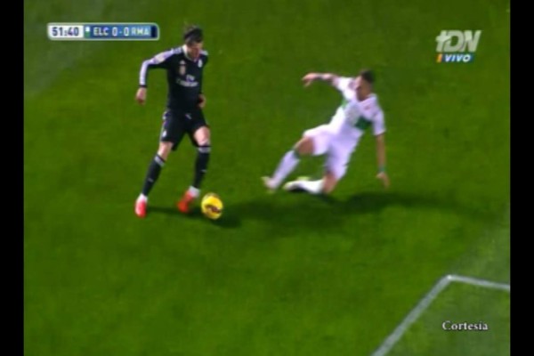 Brutal falta de jugador del Elche contra Gareth Bale