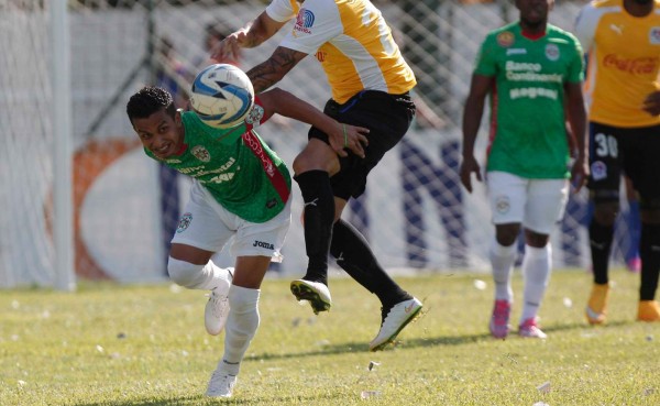 VIDEO: Bayron Méndez se salvó de la roja por patada a Berríos