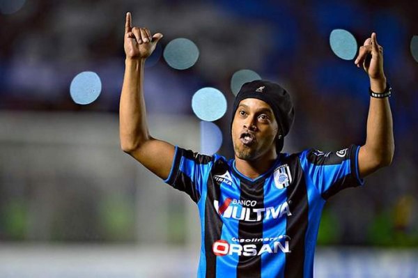 Ronaldinho falla penal en su debut con Querétaro