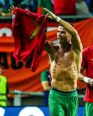 Cristiano Ronaldo suelta puñetazo a su rival y así festejó tras convertirse en el histórico goleador de selecciones