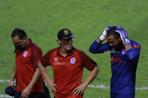 El descontrol de los futbolistas en el Olímpico, delicado momento de Menjívar y el chistoso 'banco' que utilizó Diego Vázquez