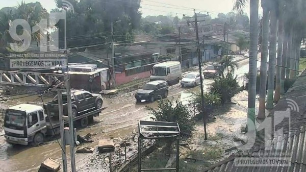 Ciudadanos de La Lima evacúan la ciudad ante llegada del huracán Iota este lunes
