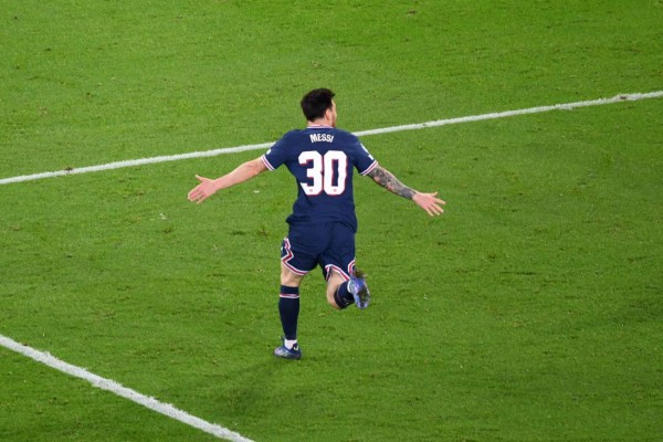 Tumbado en la barrera: las insólitas imágenes de Messi en el triunfazo del PSG sobre el Manchester City