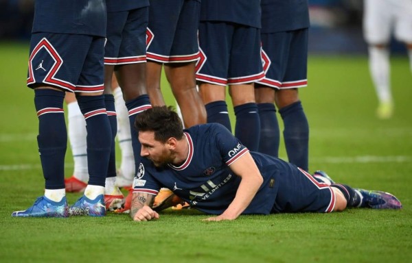 Tumbado en la barrera: las insólitas imágenes de Messi en el triunfazo del PSG sobre el Manchester City