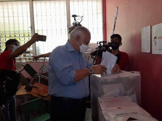 Xiomara Castro y 'Papi' a la orden: candidatos presidenciales ejercen sufragio en elecciones de Honduras