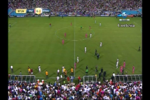 Aficionados invaden la cancha durante el partido Real madrid vs Roma