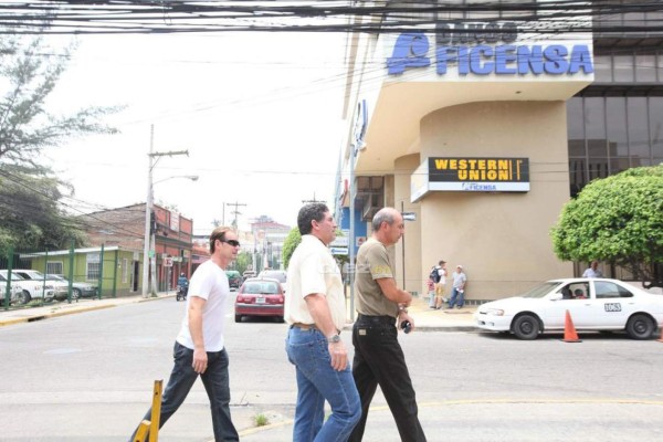 El paso de Luis Fernando Suárez por Honduras: El taxi, el abrazo con Juan Carlos García y Arnold Peralta y la foto con Rambo