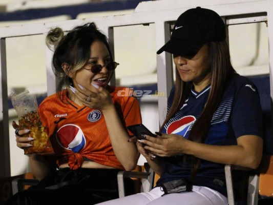 No se vio por TV: Con camiseta de Olimpia apoyando a Motagua, el beso y el 'invitado' en el palco