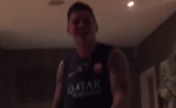 Jugador de Manchester United celebra con camiseta del Barcelona