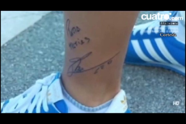 Un joven aficionado del Barcelona se ha tatuado la firma de Messi en su pierna