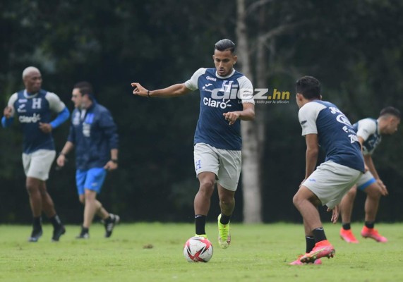 Consejos del Bolillo a un jugador y Kervin Arriaga toma precauciones: Las fotos del entreno de Honduras