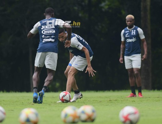 Consejos del Bolillo a un jugador y Kervin Arriaga toma precauciones: Las fotos del entreno de Honduras