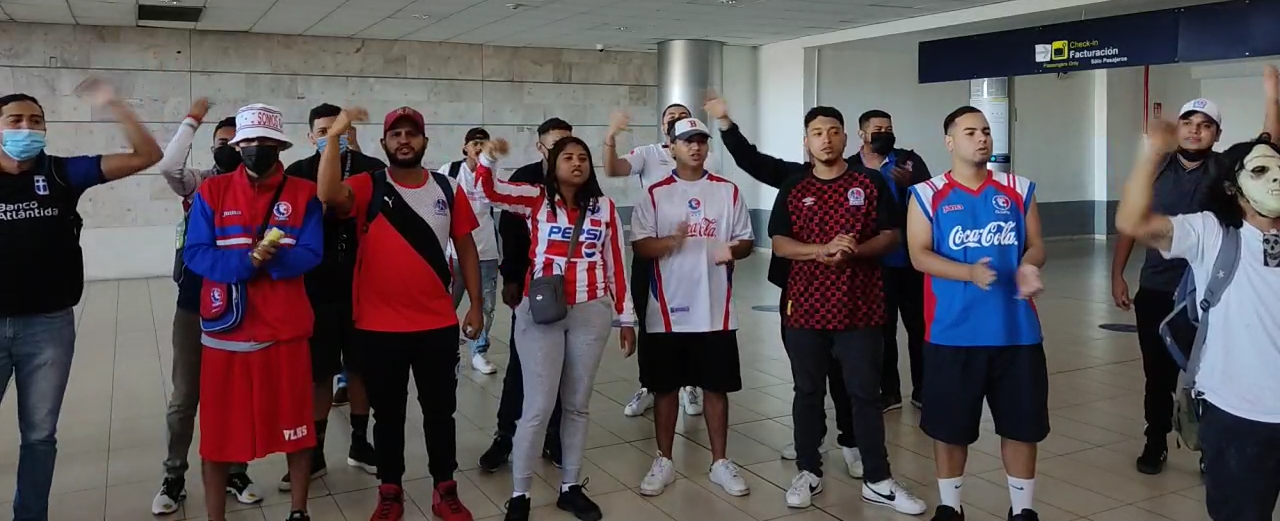 ¡Ambientazo en el aeropuerto! Hinchada del Olimpia sorprende con eufórica despedida previo al viaje a Costa Rica por Liga Concacaf