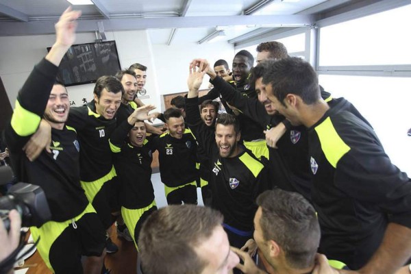 Jugadores del Huesca celebran que enfrentarán al Barcelona