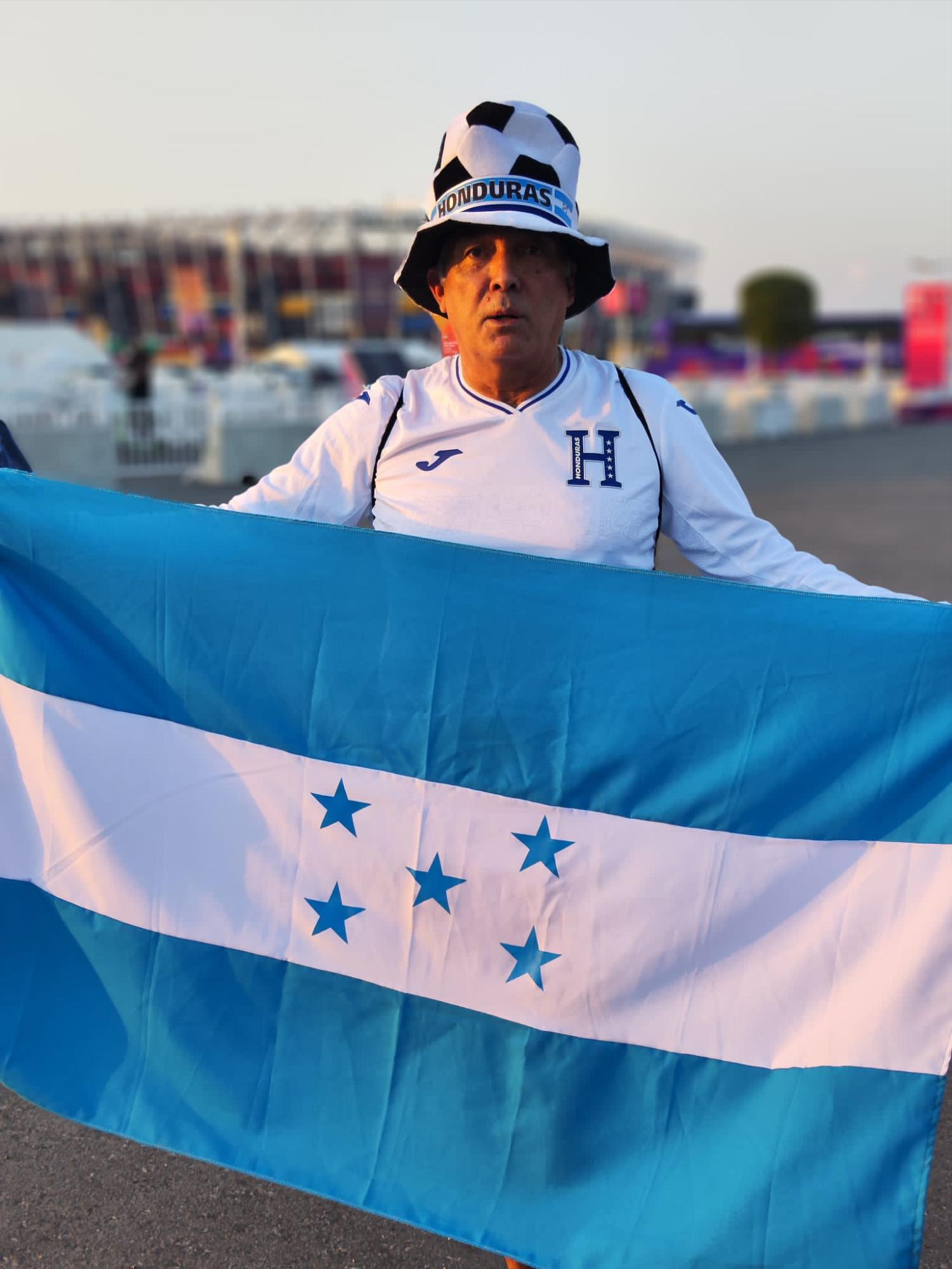 Este aficionado hondureño está en estadio 974 de Qatar apoyando a México.