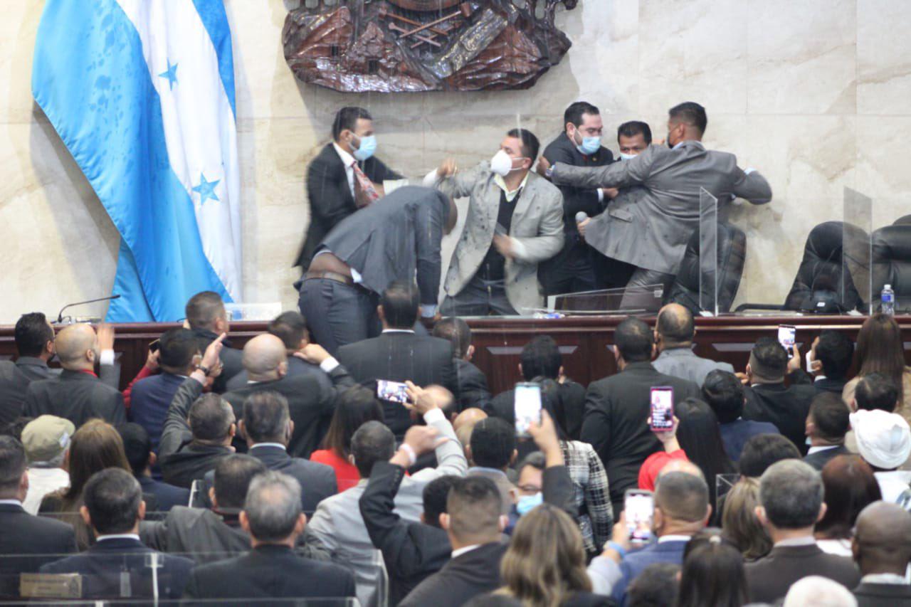 Las fotos del zafarrancho: Patadas y manotazos en el Congreso Nacional; exfutbolista Osman Chávez impuso respeto