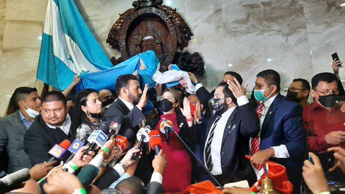 Las fotos del zafarrancho: Patadas y manotazos en el Congreso Nacional; exfutbolista Osman Chávez impuso respeto