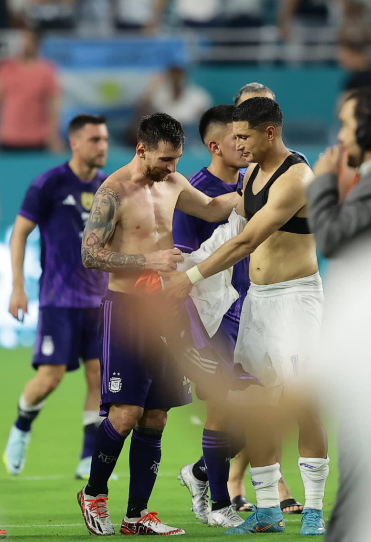 Lionel Messi y Héctor Castellanos intercambiaron camisetas al término del partido amistoso entre Honduras vs Argentina.