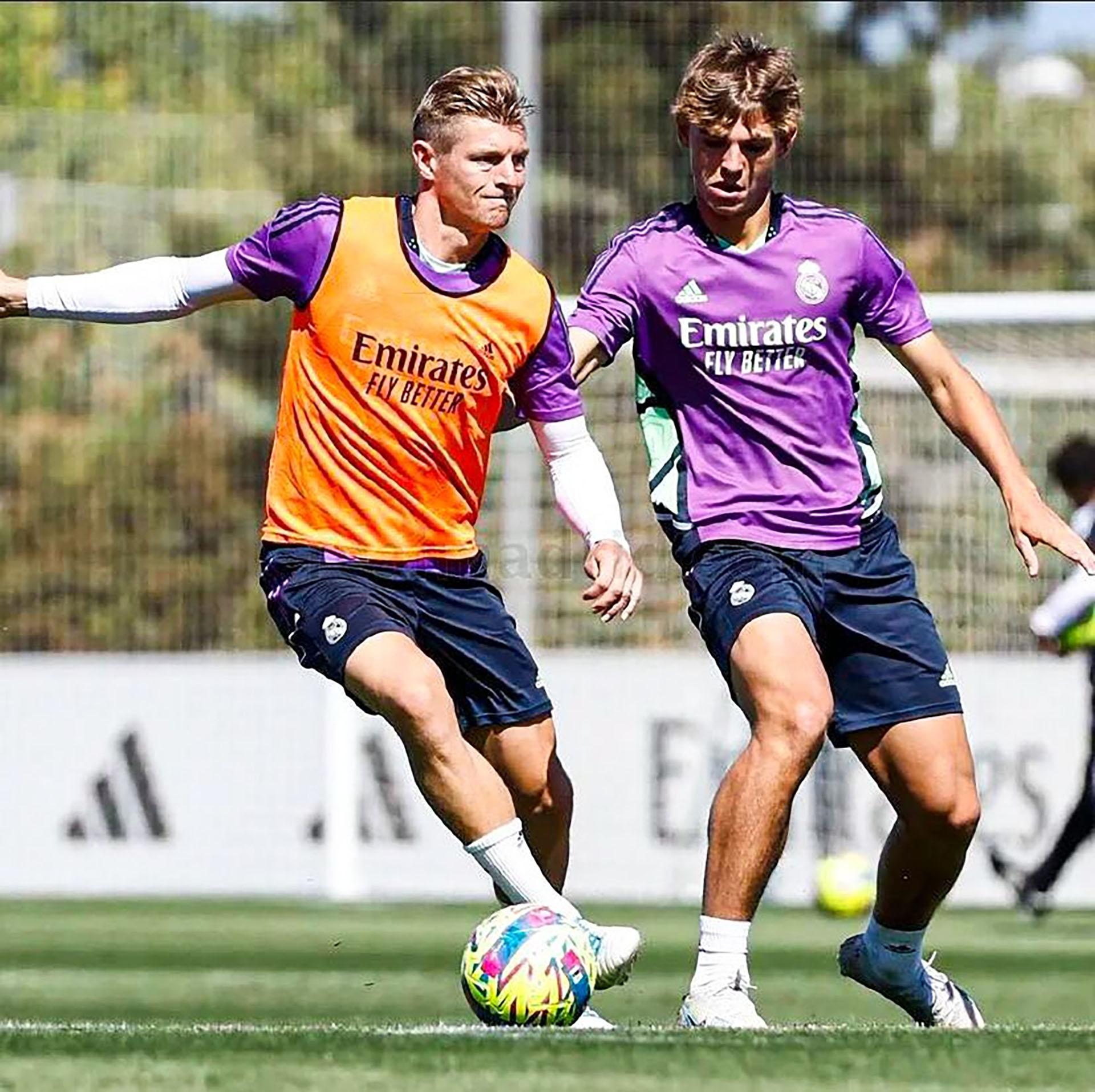 Toni Kroos y Nico Paz disputando el balón en un entrenamiento del Real Madrid.