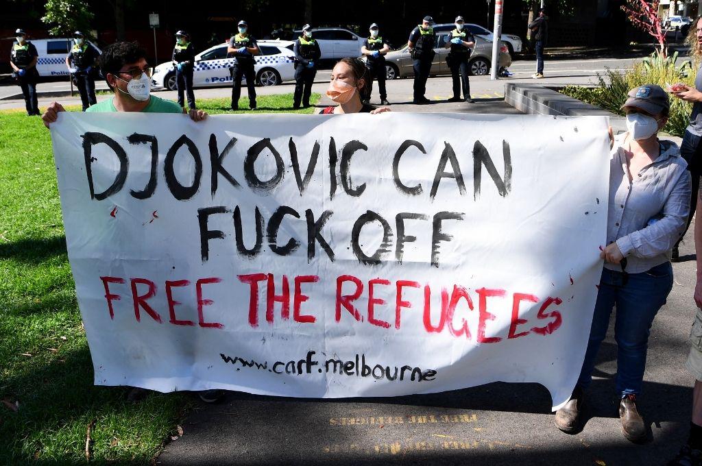 Seguidores de Djokovic protestan contra la detención del tenista en Australia
