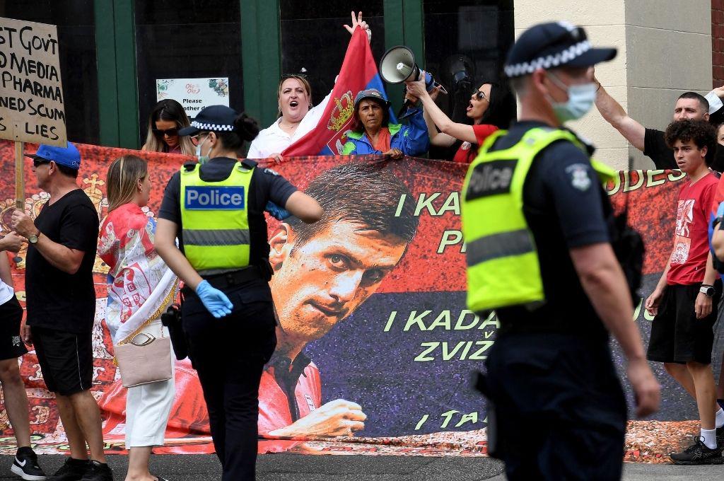 Seguidores de Djokovic protestan contra la detención del tenista en Australia