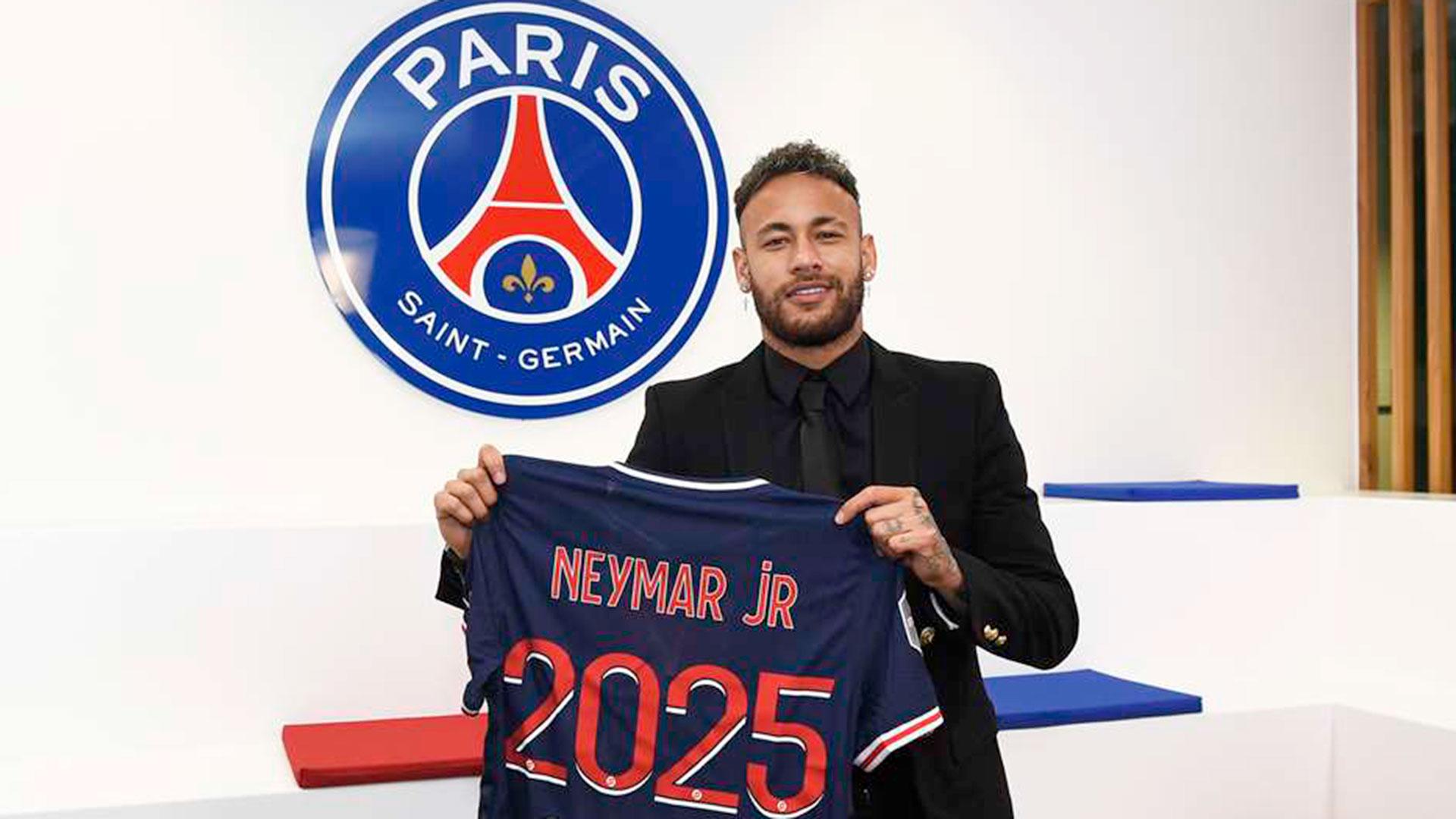 Neymar tiene contrato en 2025, pero activó una cláusula para renovar automáticamente hasta 2027.