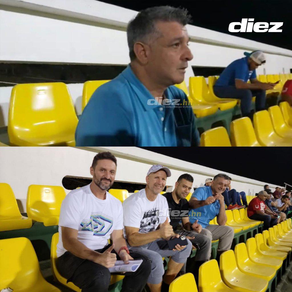 Diego Vázquez junto a su cuerpo técnico presenciando el juego entre Motagua y UPNFM en el estadio Carlos Miranda de Comayagua.