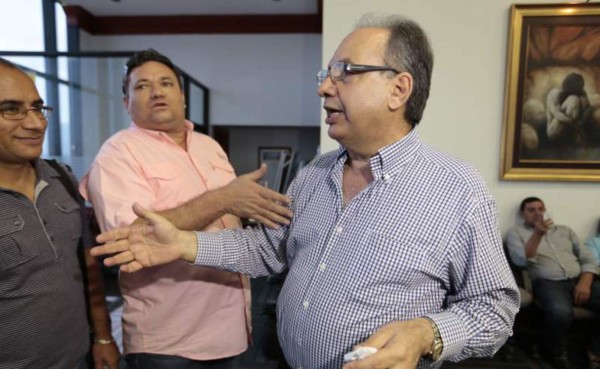 Ricardo Elencoff calentó la reunión de la Liga Nacional