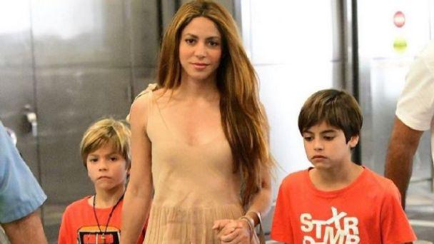 Shakira junto a sus hijos Milan y Sasha.