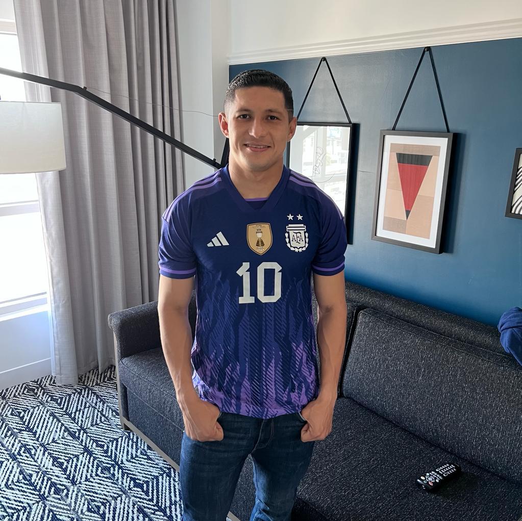 Héctor Castellanos con la camisa “10” de Messi. Foto: D SPORTS RADIO